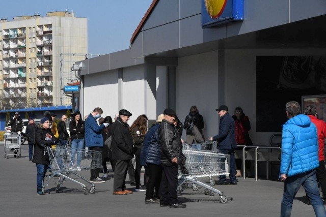 W sobotę, 4 kwietnia, od godziny 10 do 12 sklepy otwarte były wyłącznie dla seniorów. Przed większością z nich stali w kolejkach nie tylko ludzie starsi, ale i młodzi. Przed wieloma placówkami było zupełnie pusto. Oto nasza fotorelacja.

Tuż po godzinie 10 przed sklepem sieci Lidl przy ulicy Śląskiej w ogromnej kolejce stali starzy i młodzi. Ograniczenia nikt nie brał sobie do serca.

>>> ZOBACZ WIĘCEJ NA KOLEJNYCH ZDJĘCIACH 