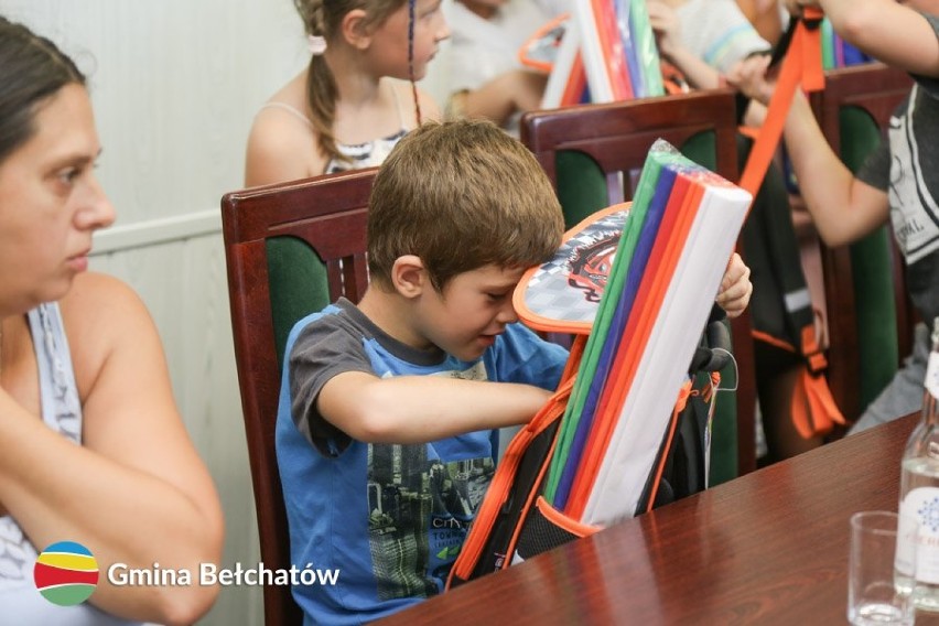 Dzieci z gminy Bełchatów otrzymały "energetyczne" plecaki [ZDJĘCIA]