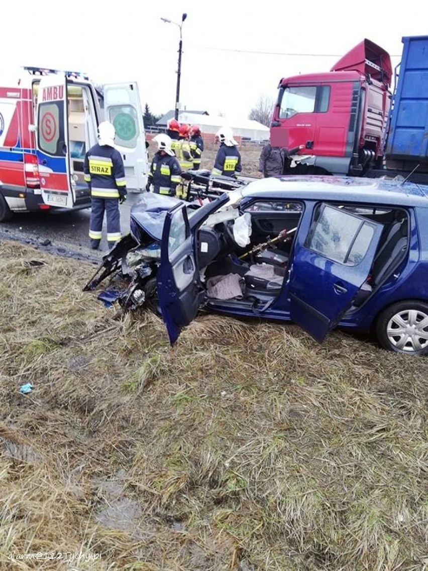 Wypadek w Chełmie Śląskim-Kopciowicach. Osobówka zderzyła się z TIR-em. Lądował LPR [ZDJĘCIA]