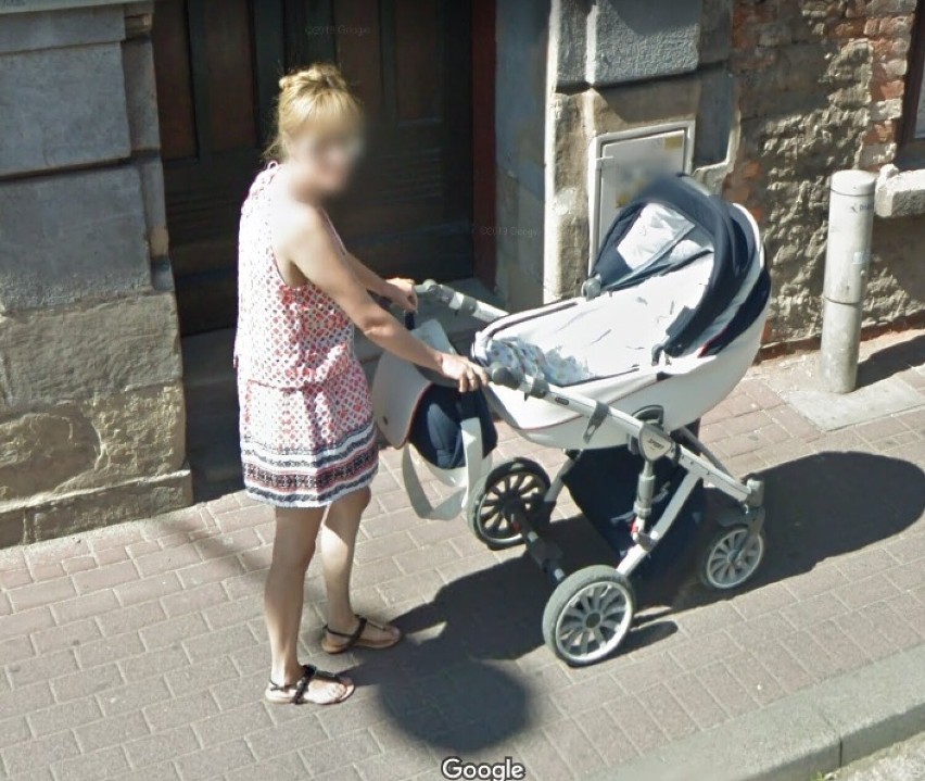 Uliczna moda w Żywcu. Jak ubierają się mieszkańcy i turyści? Zobacz ZDJĘCIA  z Google Street View