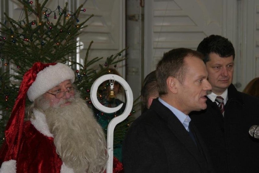 Donald Tusk przemawia, Mikołaj uważnie się przysłuchuje....