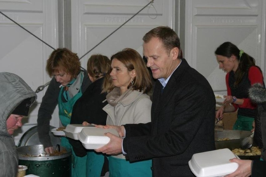 Donald Tusk wydaje posiłki najuboższym mieszkańcom Gdańska....