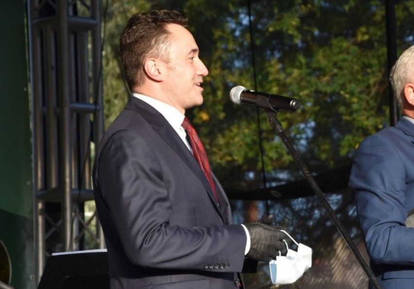 Burmistrz Włodzimierz Hibner podczas otwarcia Jarmarku 2020
