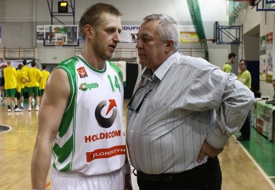 Trener Andrzej Kowalczyk miał o czym rozmawiać po pierwszej kwarcie z Marcinem Stokłosą