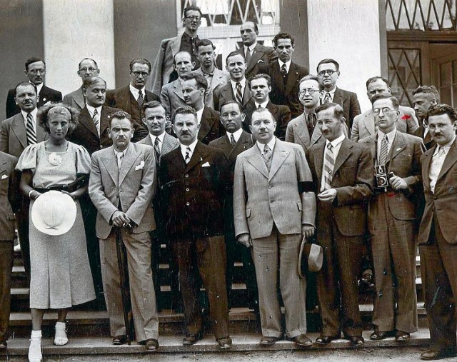 Sobota, 27 czerwca 1936 r. Na schodach do Zakładu Przyrodoleczniczego pozują dziennikarze sportowi, na samej górze red. Wojciech Trojanowski