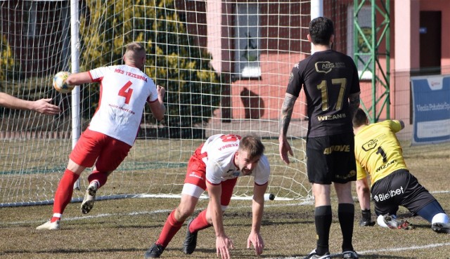 Premiera wiosny w IV lidze piłkarskiej w Małopolsce, grupa zachodnia (12 marca 2022); MKS Trzebinia - Beskid Andrychów 2:2. Na zdjęciu: Jakub Horawa (powstaje) strzela gola na wagę remisu dla trzebinian.