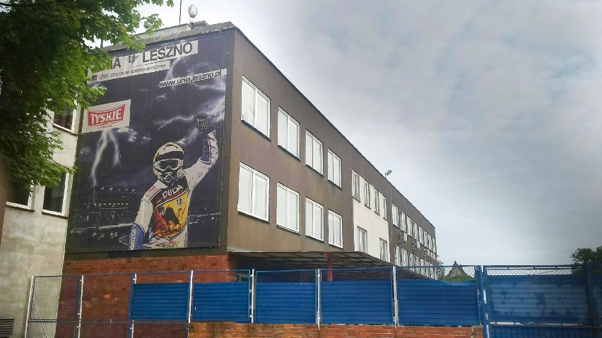 Czarny budynek przy stadionie w Lesznie nadaje się tylko do rozbiórki. Remont jest nieopłacalny