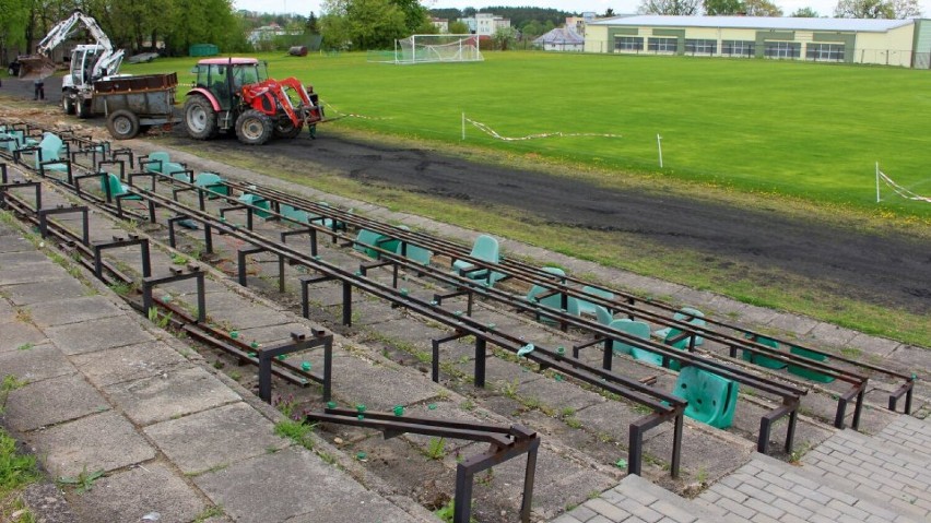 Ruszyła przebudowa trybun na miejskim stadionie. Pochłonie niemal 300 tys. zł 