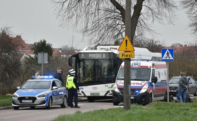 Zespół ratownictwa medycznego zabrał chłopca do szpitala.