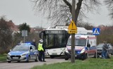 Potrącenie na ulicy Konopnickiej w Malborku. Chłopiec wyszedł z autobusu i został uderzony przez osobówkę