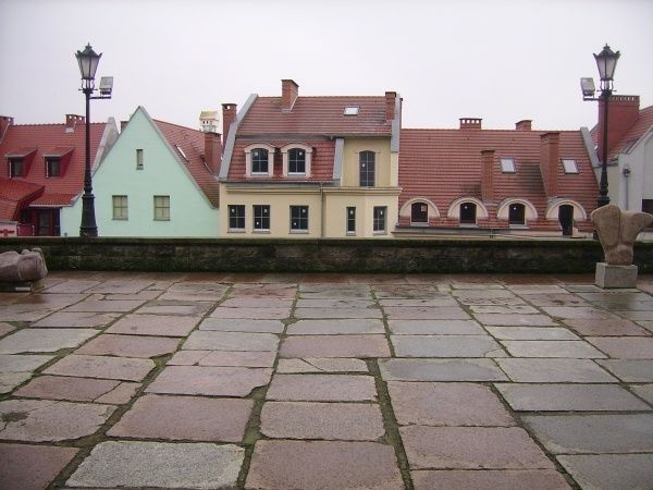 Atrakcję Szczecina, zamek Książąt Pomorskich, można zobaczyć zza dachów kamienic