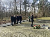 Poznań pamięta o 77. rocznicy zakończenia walk o miasto. Obchody na Cmentarzu Komunalnym na Miłostowie