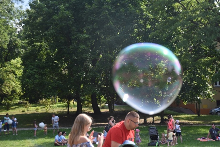 Piknik na oleśnickim podzamczu. Są bańki mydlane, będzie kolorowy proszek (ZDJĘCIA)