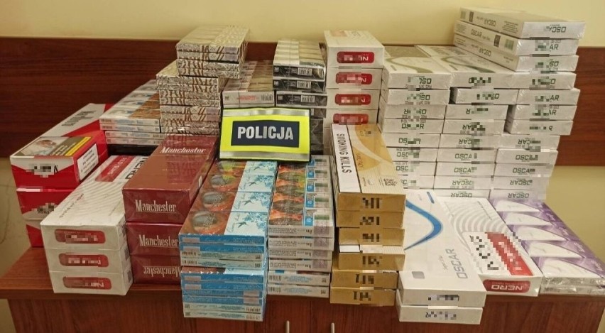 Papierosy bez akcyzy w Ostrołęce. Policja zabezpieczyła 1500 paczek papierosów 
