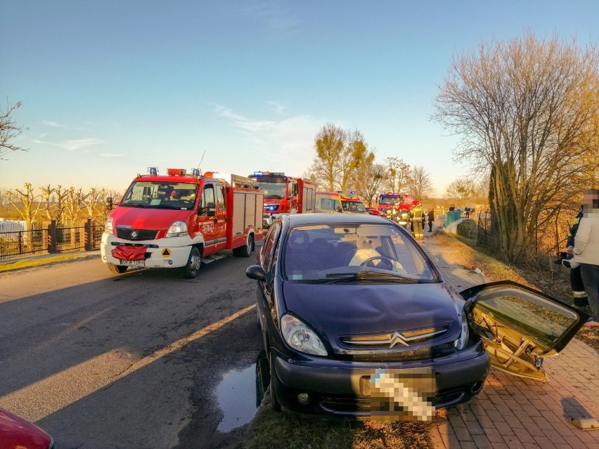 Wypadek na trasie Mareza - Nowy Dwór. Zderzenie dwóch samochodów, cztery osoby ranne [ZDJĘCIA]