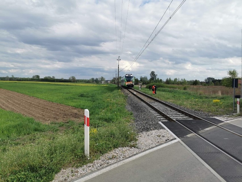 Śmiertelny wypadek w Tryńczy. 37-letni kierowca ciężarówki wjechał pod pociąg. Życia mężczyzny nie udało się uratować [ZDJĘCIA]