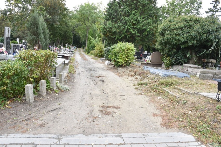 Cmentarne alejki w Malborku czekają na remont