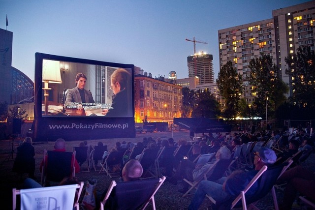 Mennica Legacy Tower. Kino plenerowe i wystawa Muzeum Woli w miejscu przyszłego wieżowca