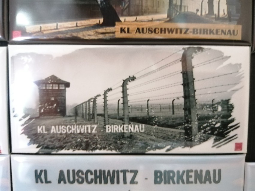Oświęcim. Obrazki w złotych ramkach, magnesy na lodówkę i podkładki z wizerunkiem Auschwitz