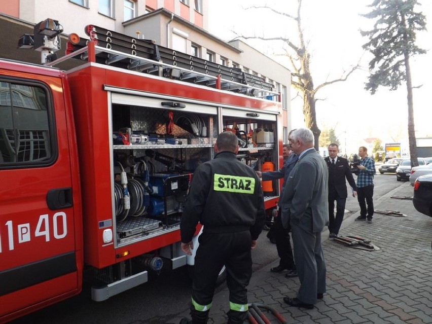 Wolsztyn. Radni powiatowi oglądali nowy wóz strażacki