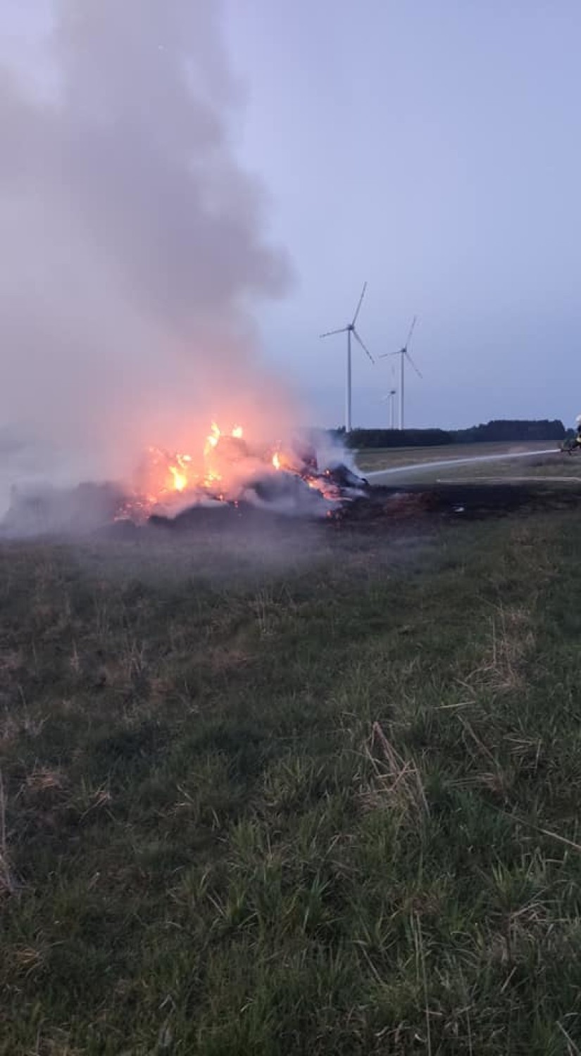 Było niebezpiecznie. Kilka jednostek straży gasiło pożar łąki i sterty słomy ZDJĘCIA