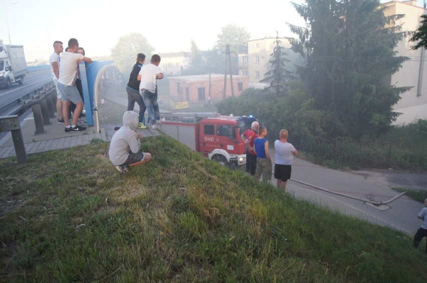 Pożar przy ul. Brzeźnickiej w Radomsku. Trwa akcja gaśnicza