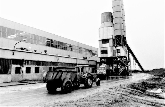 Jesień 1978 roku, końcowe prace przy budowie głównej hali produkcyjnej i węzła betoniarskiego słupskiej fabryki domów FD-3