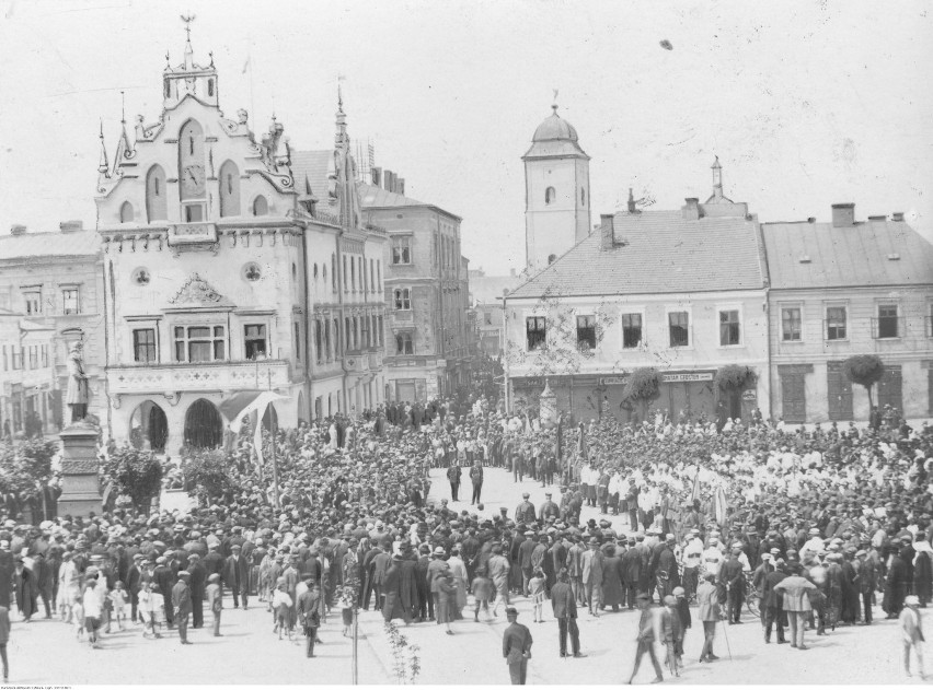 Widok ogólny na uczestników zlotu zgromadzonych na Rynku...