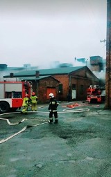 Pożar w Mysłowicach. Płonie w budynkach magazynów. Strażacy walczą z pożarem