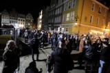 Poznaniacy powitali Nowy Rok w centrum miasta. Na Stary Rynek i plac Wolności przyszły tłumy. Zobacz zdjęcia