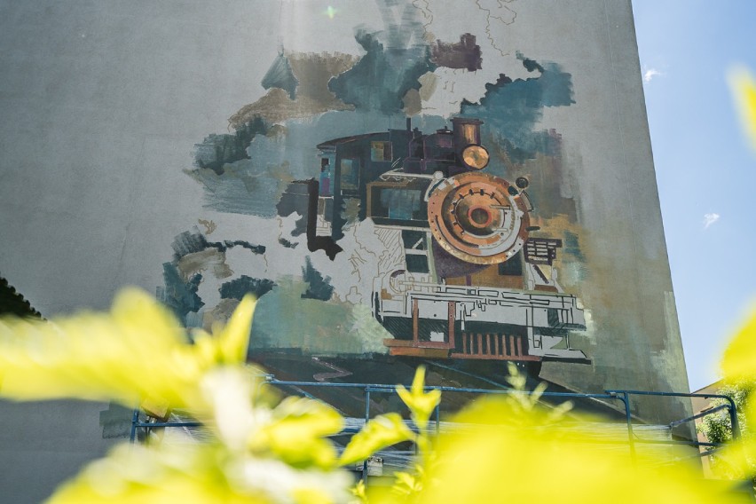 W Nowym Sączu powstaje kolejowy mural [ZDJĘCIA]