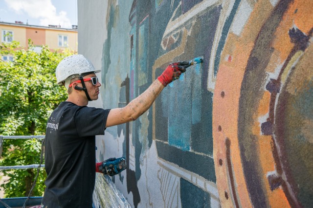 Mieszkańcy bloku przy ul. Broniewskiego 8, zamiast tradycyjnej elewacji, będą mieli mural. Kolejowy motyw wybrali sami, bo mówi o ich życiu.