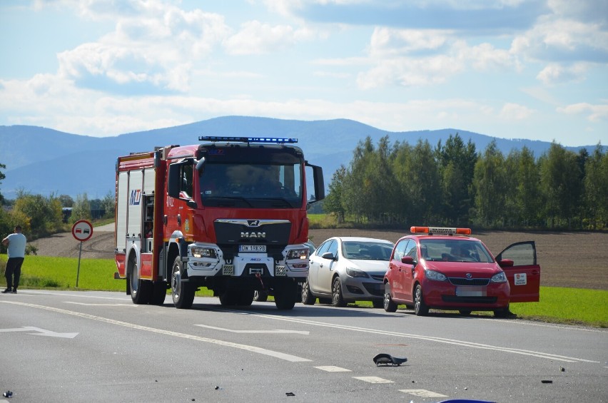 Śmiertelny wypadek w Uciechowie koło Dzierżoniowa. Utrudnienia w ruchu na drodze wojewódzkiej nr 384 między Łagiewnikami i Dzierżoniowem