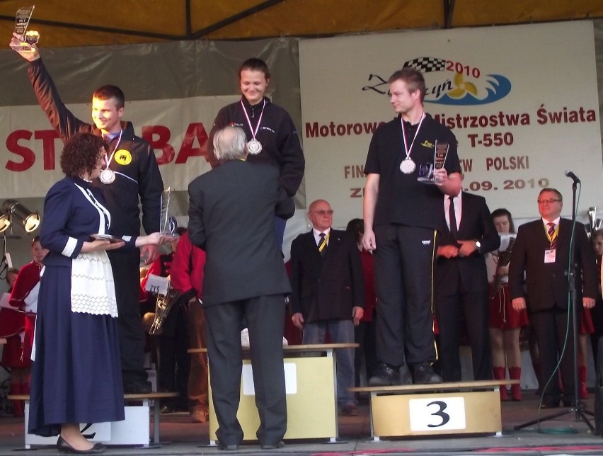 Agata na podium w towarzystwie Marcina Muchy (2) i Marcina...