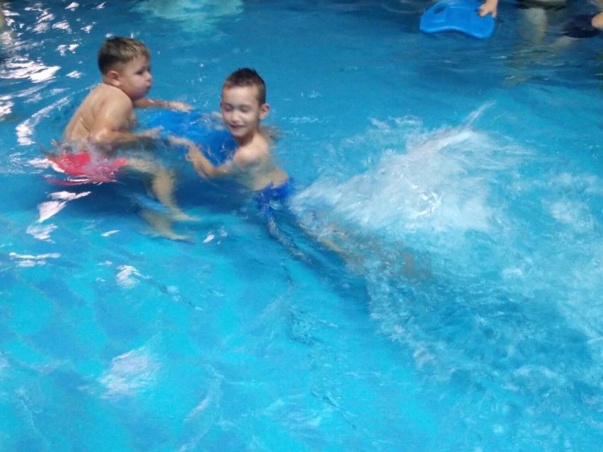 Uczniowie 3 szkół uczą się praktycznej umiejętności: pływania. Przez 10 tygodni  