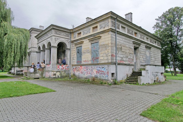 Nie ma szans na szybki kompleksowy remont dworu Badenich. Trwa o niego spór własnościowy