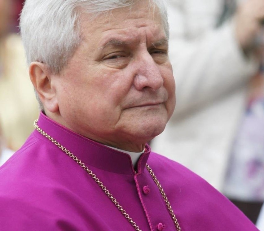 Odnalazł się biskup Edward Janiak. Wbrew zakazowi Watykanu wciąż przebywa na terenie diecezji kaliskiej.