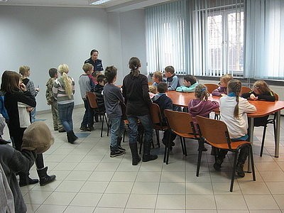 KRÓTKO: Dzieci zwiedziły Komendę Miejską Policji w Piekarach Śl.