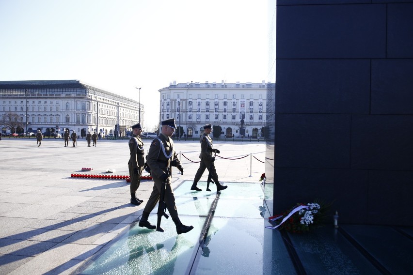 10. rocznica katastrofy smoleńskiej. Złożono kwiaty i zapalono znicze pod pomnikami w Warszawie