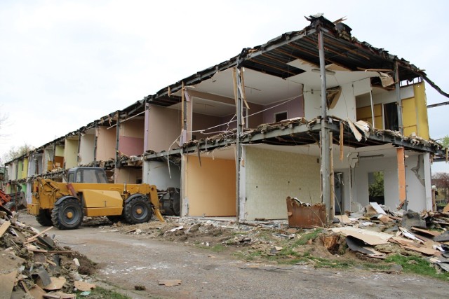 Rozpoczęła się rozbiórka budynków typu Zębiec przy ul. Czaplinieckiej w Bełchatowie