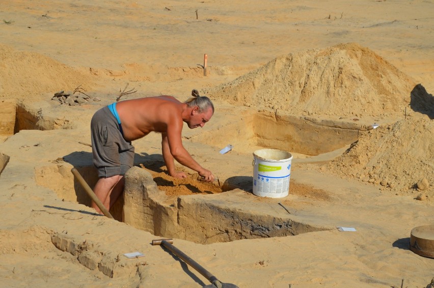 Archeologom pomagają członkowie lokalnych stowarzyszeń...