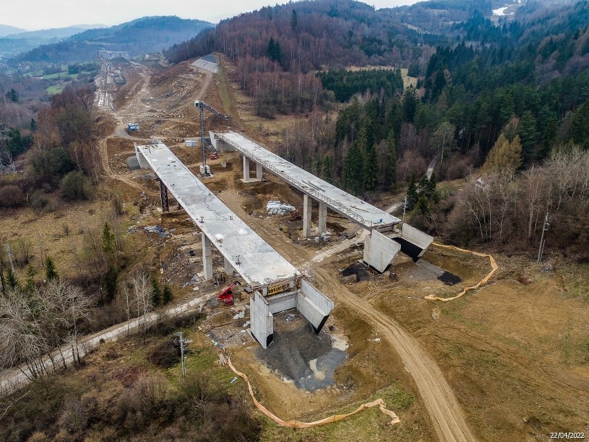 Przy budowie największej, prawie 950-metrowej estakady...