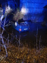 Zjechał do wypełnionego wodą rowu i dachował. Miał prawie 2 promile!