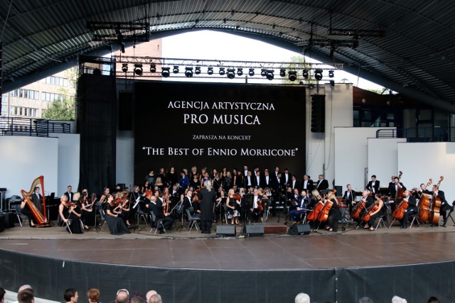 W sobotę w opolskim amfiteatrze zabrzmiały największe przeboje niekwestionowanego króla muzyki filmowej. Ulubione fragmenty ścieżek dźwiękowych skomponowanych przez Ennio Morricone do takich arcydzieł światowej kinematografii, jak Misja, Pewnego razu na Dzikim Zachodzie, Django, Cinema Paradiso, Nienawistna Ósemka, Dawno temu w Ameryce, czy Dobry, zły i brzydki, wykonał ponad 100 osobowy zespół – orkiestra, chór i soliści.