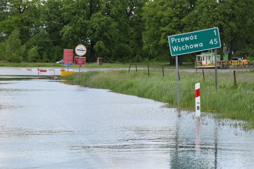 Pod wodą znalazła się droga dojazdowa do promu w Milsku.