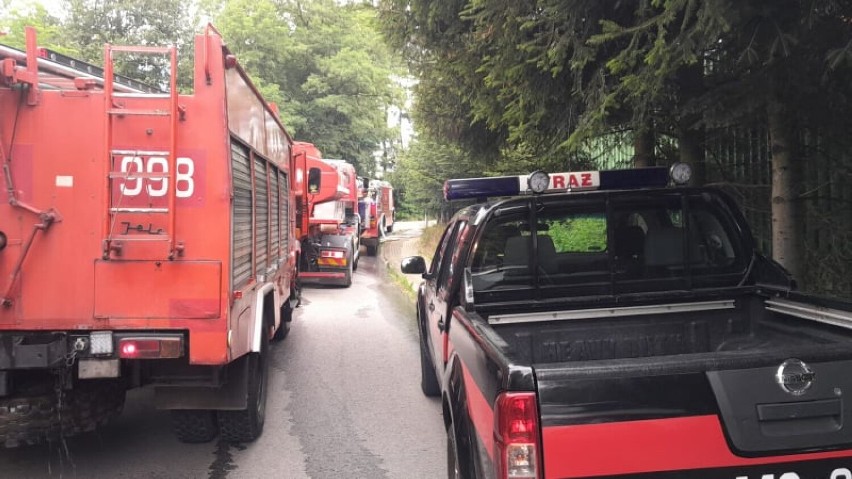 Biecz. Pożar w zakładzie stolarskim. Na miejscu pracują liczne zastępy straży pożarnej z OSP i JRG