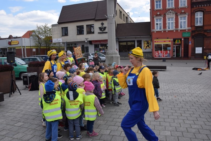 Akcja biblioteki na Placu Pokoju. Minionki zapisywały dzieci do biblioteki [ZDJĘCIA]