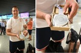 Wojciech Nowicki wrócił do Polski po mistrzostwach świata w Eugene. Pokazał swój srebrny medal [ZDJĘCIA]