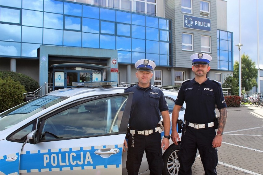 Policjanci ze Zduńskiej Woli ugasili pożar samochodu w Izabelowie