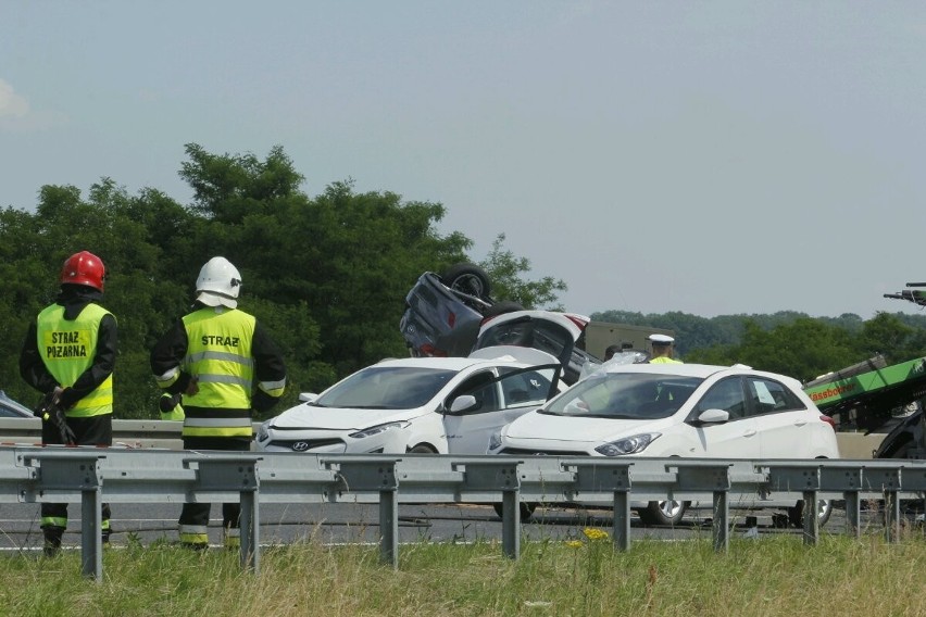 Wypadek na A4 pod Oławą. Zginął kierowca busa (ZDJĘCIA)